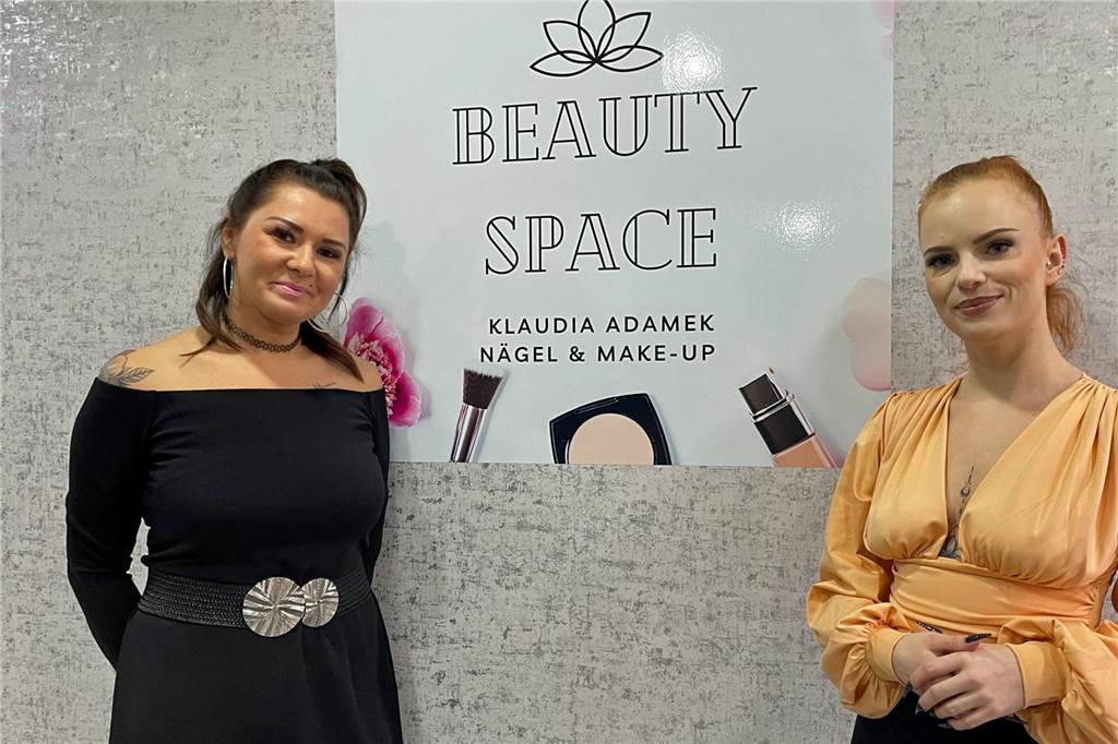 Frisörmeisterin Angelika Heinrich-Latusek und Klaudia Adamek (r.), die für Fingernägel und Make-up zuständig ist.