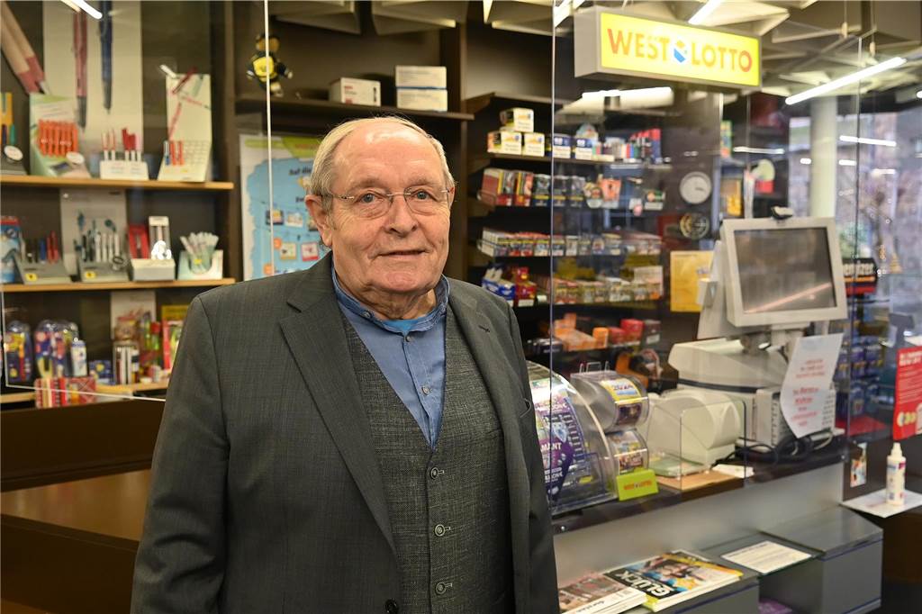 Fritz Cosanne leitet seit 50 Jahren eine der ältesten Lotto-Annahmestellen Fritz Cosanne in seinem Geschäft