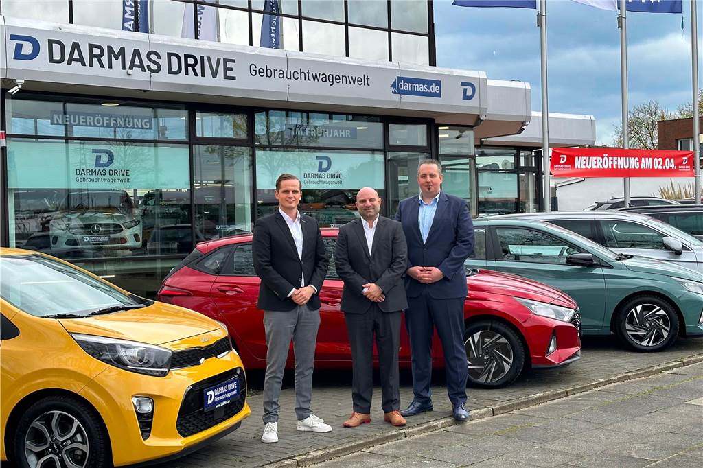 Fritz Tiemeyer (Assistent der Geschäftsführung, l.), Christian Simon (Geschäftsführer) und Nils Brauer (Gesamtverkaufsleiter Gebrauchtwagen) bei einer Neueröffnung der Darmas Drive Filiale am Westring in Castrop-Rauxel.