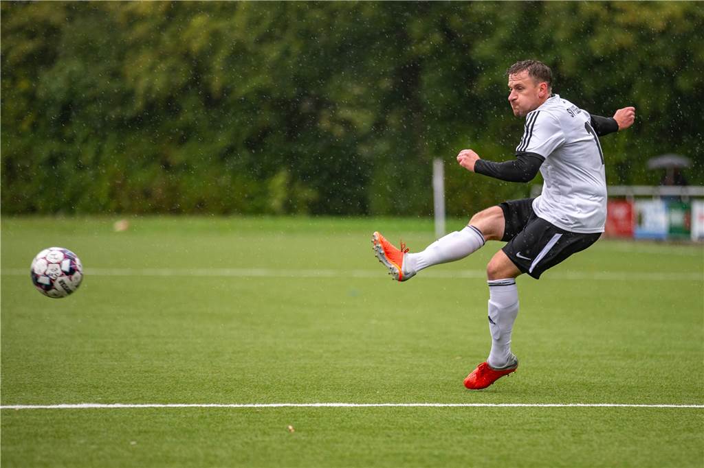 Fritz-Walter-Wetter in Horstmar: Maik Küchler vom SV Preußen Lünen zieht im strömenden Regen ab.