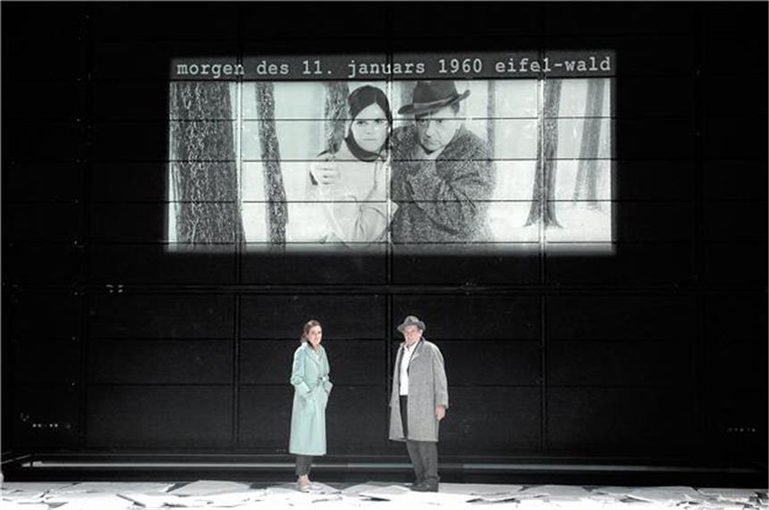 Fritz Kater entfaltet Geschichts-Panorama mit zwei Figuren Fritzi Haberlandt und André Jung in Fritz Katers „I’m searching for I:N:R:I – Eine Kriegsfuge“