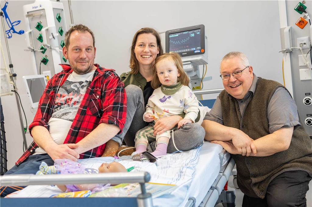 Wie Fritzis tödliche Erkrankung ihren Schrecken verlor eine junge Familie aus Stadtlohn und ein Arzt aus Münster sitzen an einem Krankenbett