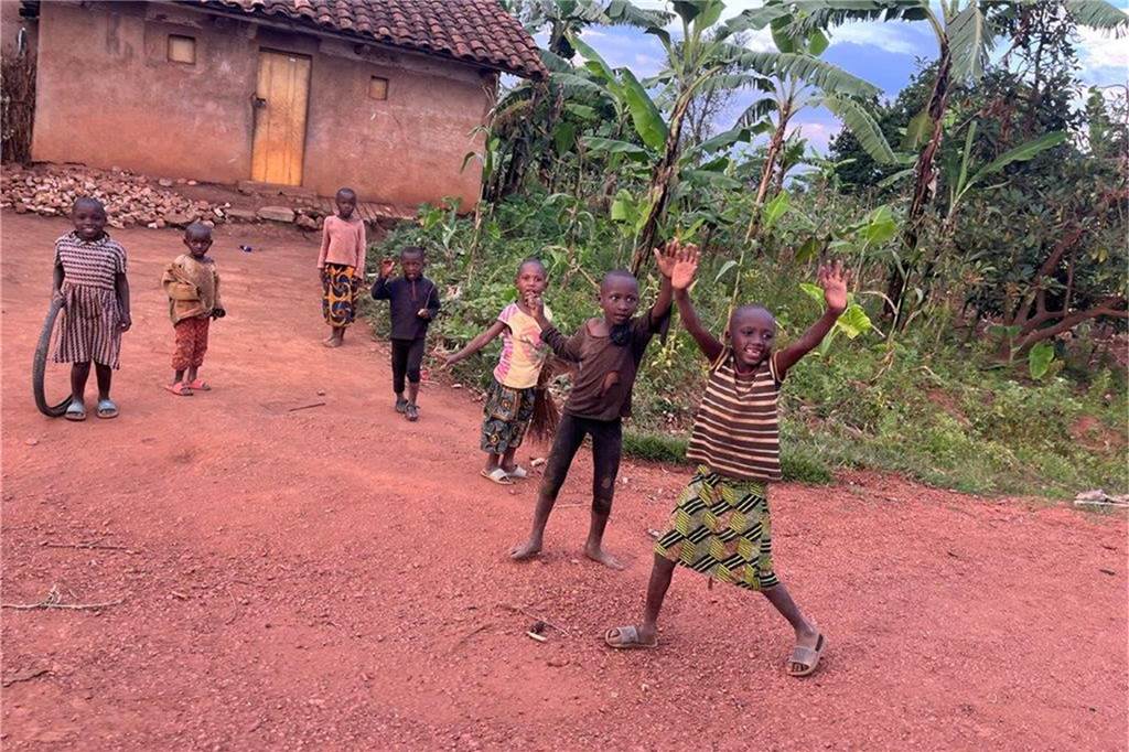 Schulen für Ruanda: Alle wollen Jenny Elvermanns blonde Haare anfassen Fröhlich begrüßt wurde die Dorstener Delegation von den Kindern, die die beiden Schulen besuchen.