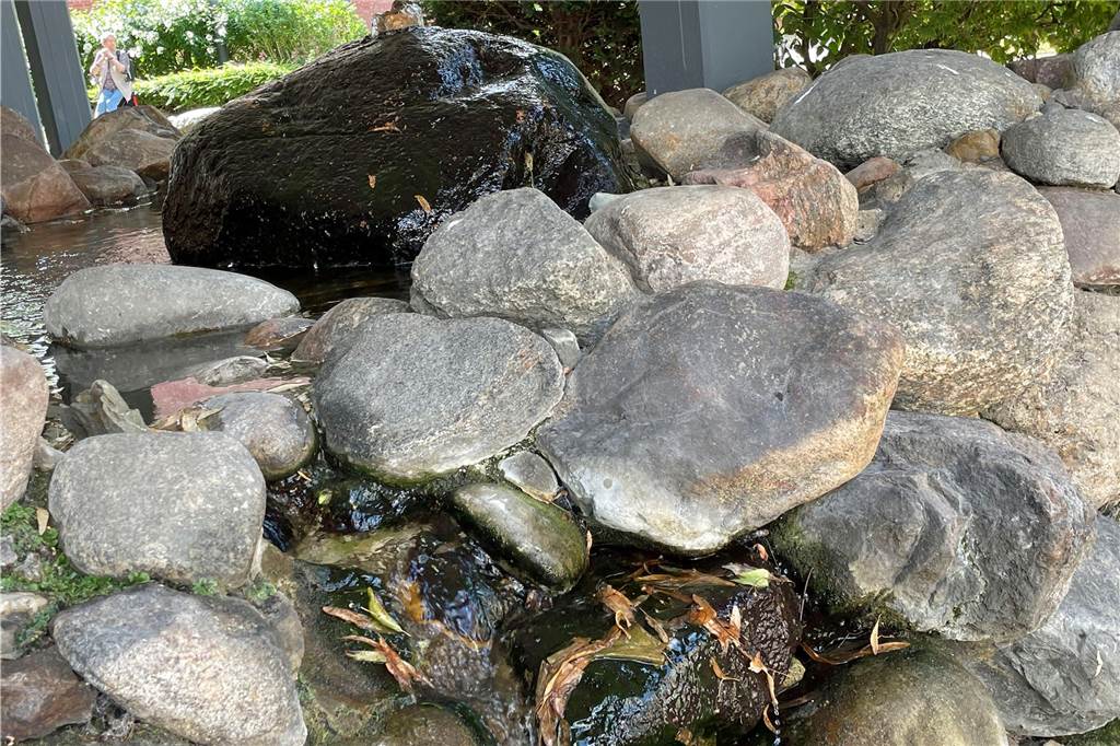 Fröhlich plätschert der kleine Wasserfall des Sparkassen-Brunnens vor sich hin.