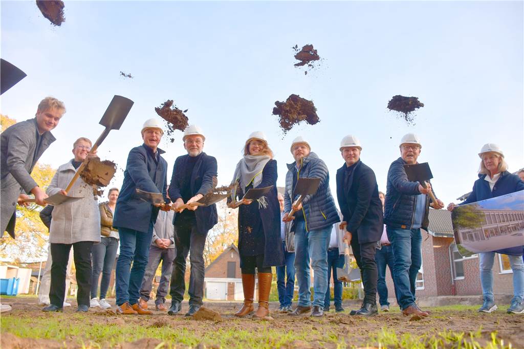 Mensa an der Fuistingstraße: Spatenstich für 5,9-Millionen-Euro-Projekt Fröhliche Gesichter beim ersten Spatenstich: Verwaltungsspitze, Architekt und Bauleiter, Schulleitung und Schülersprecher freuen sich, dass der Neubau der Mensa endlich beginnen kann.