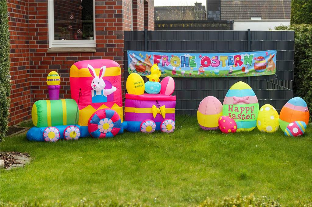 Fröhliche Ostern wünscht eine Familie aus Südlohn mit quietschbunter Dekoration vor dem Eigenheim.