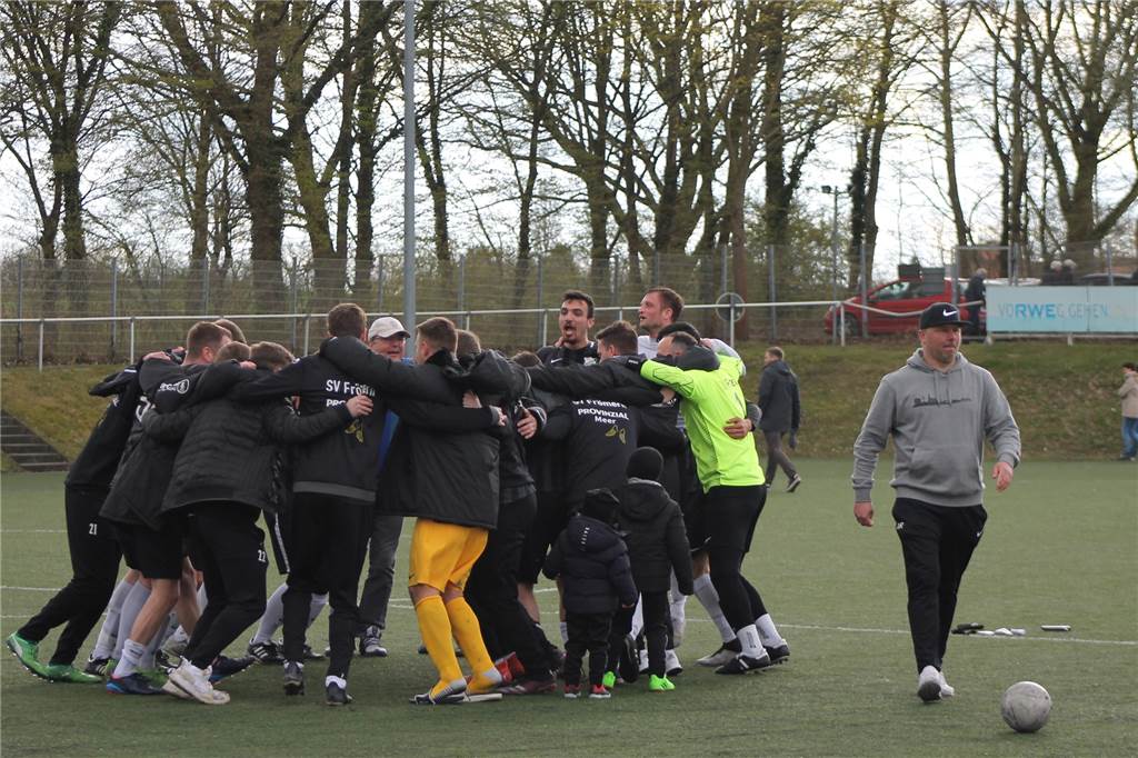 Vom Abstiegskandidaten zur Mannschaft der Stunde - Was macht der SV Frömern inzwischen anders? Frömern feiert den Derbysieg. Die Mannschaft von Trainer Adrian Ruzok (r.) gewann die vergangenen vier Spiele allesamt.
