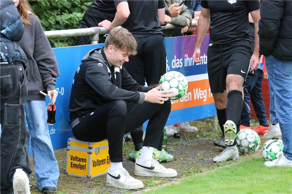 FC Overberge setzt Spitzenteams unter Druck : Sieg gegen SV Frömern - trotz Roter Karte Frömerns Abwehrrecke Jan Westphal fällt noch zwei Wochen aus, verfolgte von der Seite aus das Spiel.