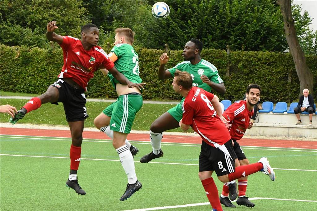 Fröndenbergs Ousseynou Sane (l.) rasselte im Pokalspiel gegen den Holzwickeder SC mit einem Gegenspieler zusammen und riss sich das Kreuzband.