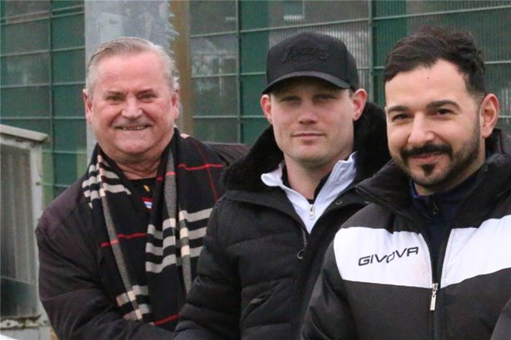 Pünktlich zum Rückrundenstart: Trainerfrage ist beim SC Fröndenberg-Hohenheide geklärt Fröndenbergs Pal Delia - hier links neben Marcel Hofmann und Dündar Cakmak - ist froh, dass Coach Sedat Sener mindestens noch eine Saison beim Sport-Club bleibt.