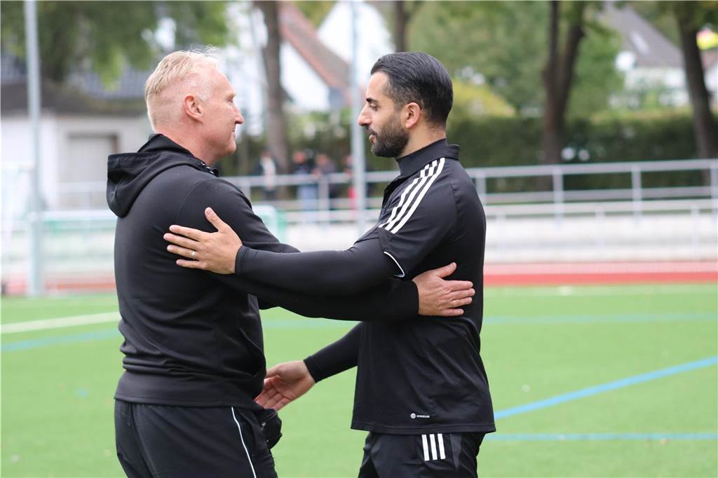 Fröndenbergs Trainer Sedat Sener (r.) und Frömern-Coach Andreas Feiler bei der Begürßung.
