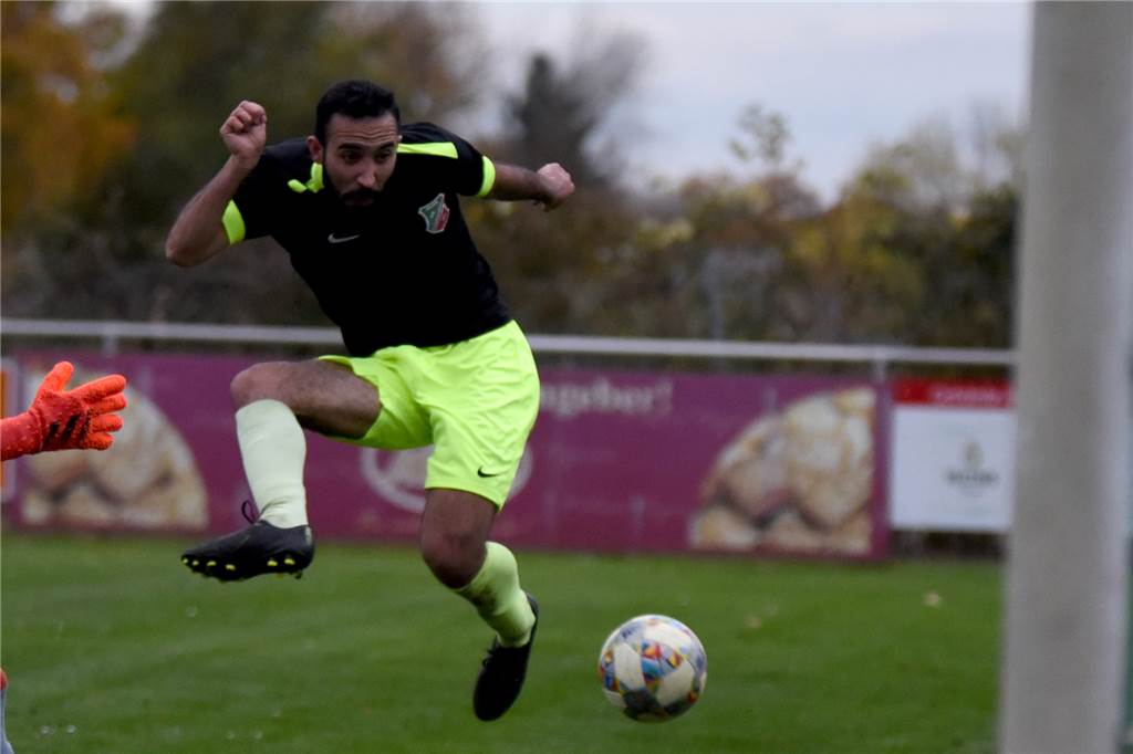Rot wegen Beleidigung: TuS Hemmerde verliert seinen Keeper - SuS Lünern landet Befreiungsschlag Fröndenbergs Zara Othman steuerte beim 5:1-Sieg bei der TIU Rünthe einen Treffer bei.