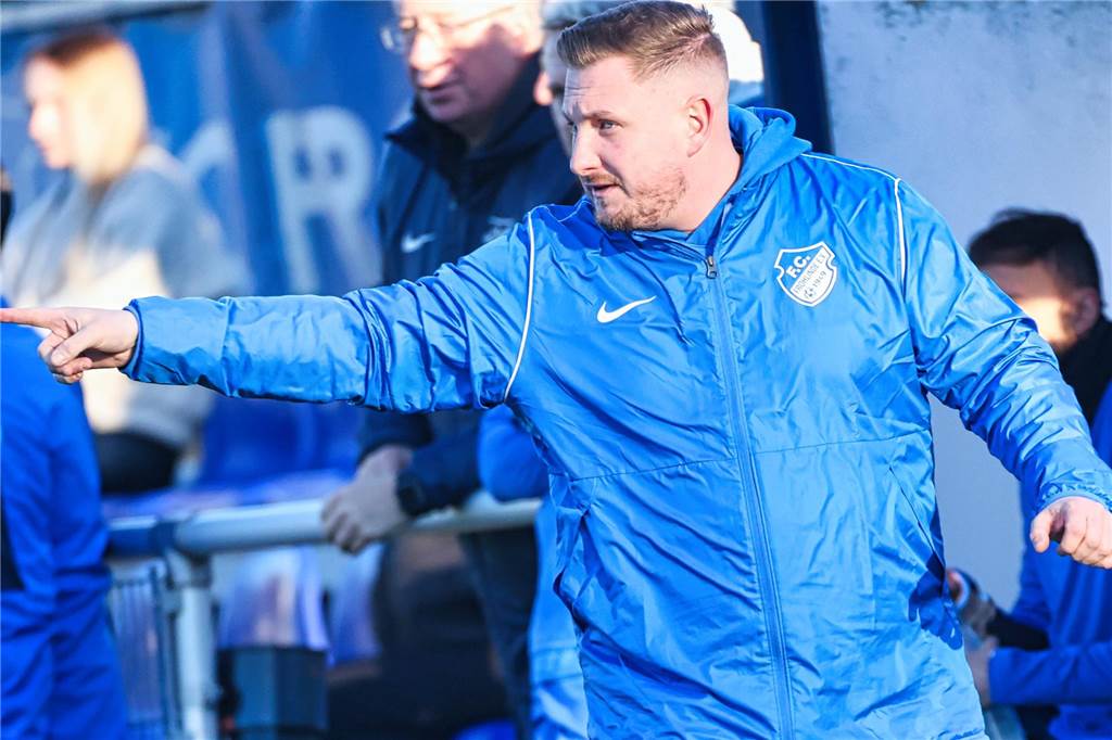 FC Frohlinde Im Testspiel ließ ein Elfmeter die „Null“ nicht stehen Sven Berger zeigt nach links