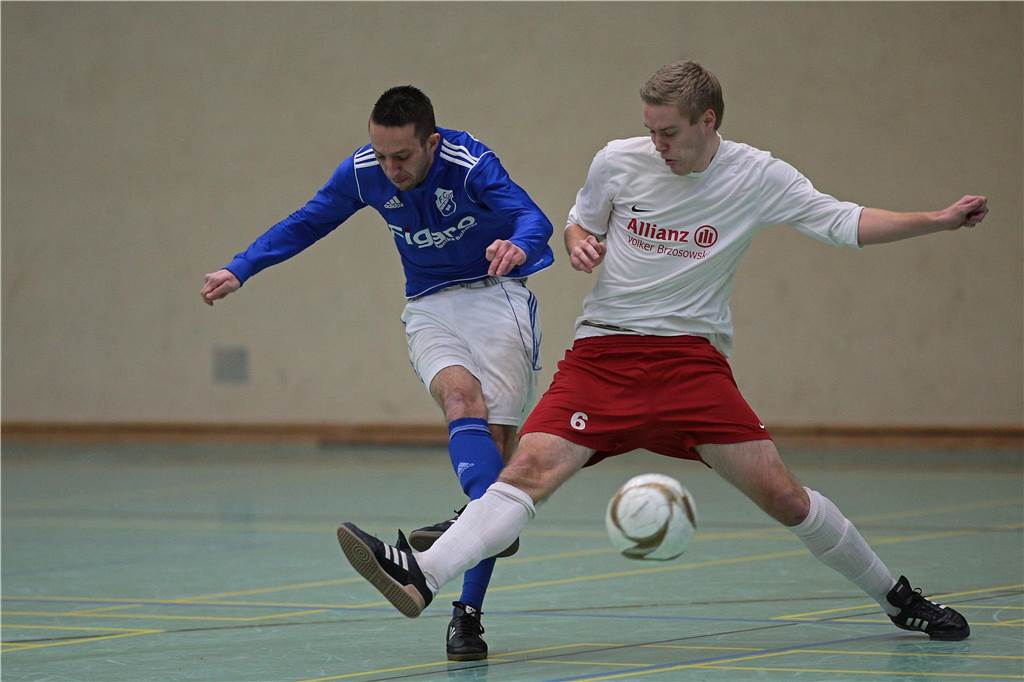 Frohlindes Chris Kasprzak (links) gegen Ickerns Maik Machalke.