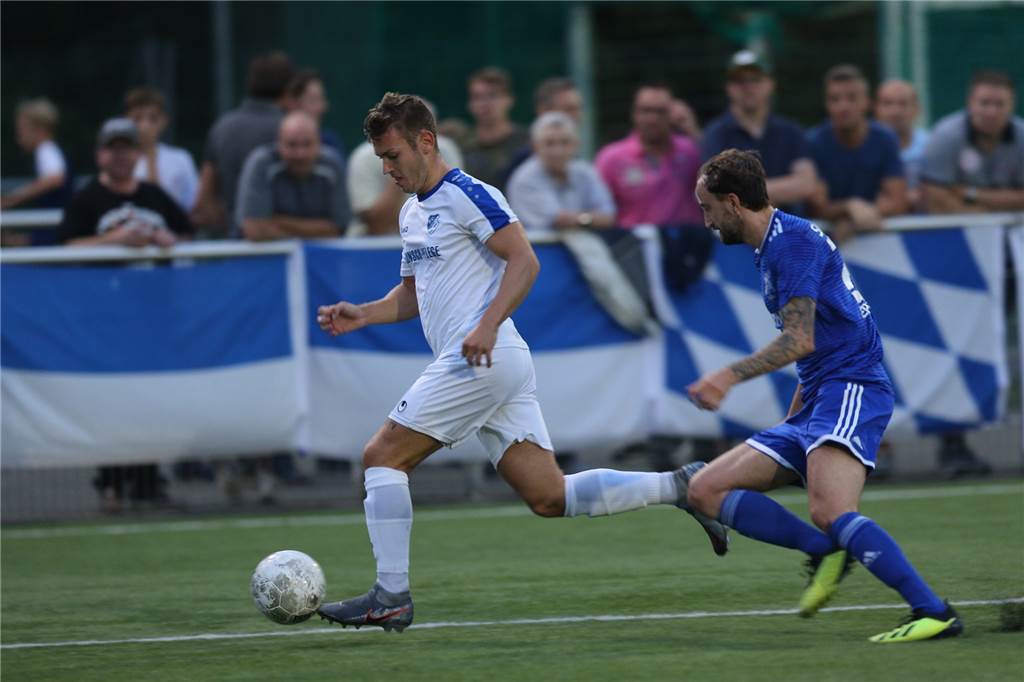 Frohlindes Chris Matuszak (l) im Duell mit Obercastrops Torschützen zum 1:0, Sven Ricke (r).