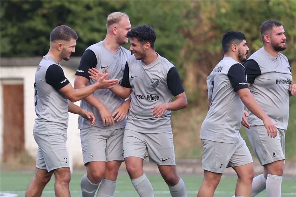 Duell zwischen FC Frohlinde und BW Huckarde endet mit „Spitzenreiter, Spitzenreiter!“-Rufen Frohlindes Emre Hamut (l) ließ sich nach seinem Tor zum 2:1 feiern.