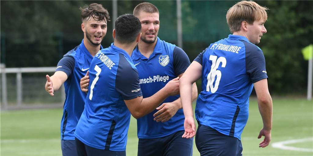 Sieg bei Team mit weißer Weste: FC Frohlinde rückt vor auf Platz vier Frohlindes Goalgetter Christian Wazian (r) holte einen Elfmeter heraus und traf am Ende auch einmal selbst.