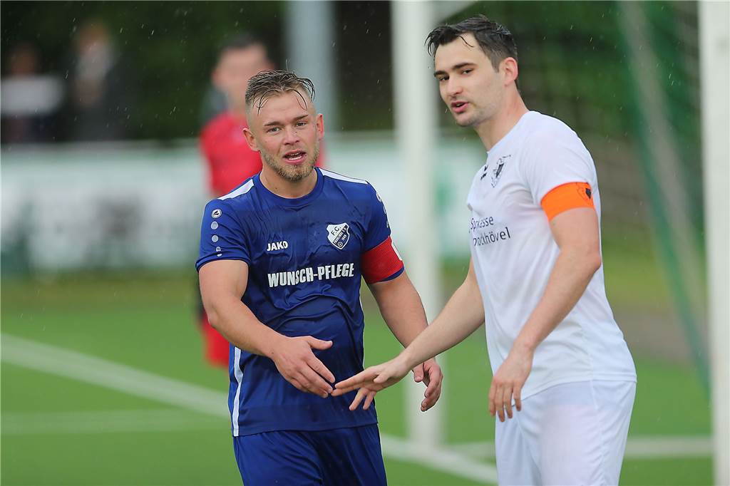 Fußball-Profi Kruska hat Spaß an Nachbarschaftshilfe Frohlindes Kapitän Didi Liskunov (l.) hatte Grund zum Feiern.