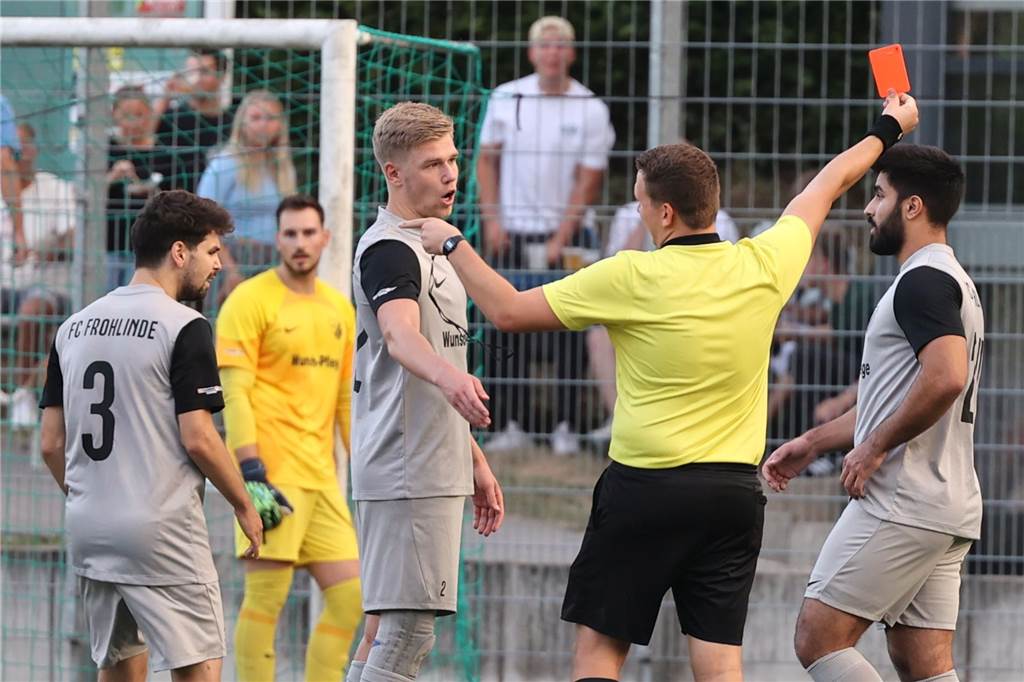 Duell zwischen FC Frohlinde und BW Huckarde endet mit „Spitzenreiter, Spitzenreiter!“-Rufen Frohlindes Mustafa Ali (r) sah die Rote Karte.