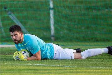 Frohlindes Torwart Daniel Schultz war nach dem Spiel bei Viktoria Resse auf gute Haushalts-Tipps angewiesen.
