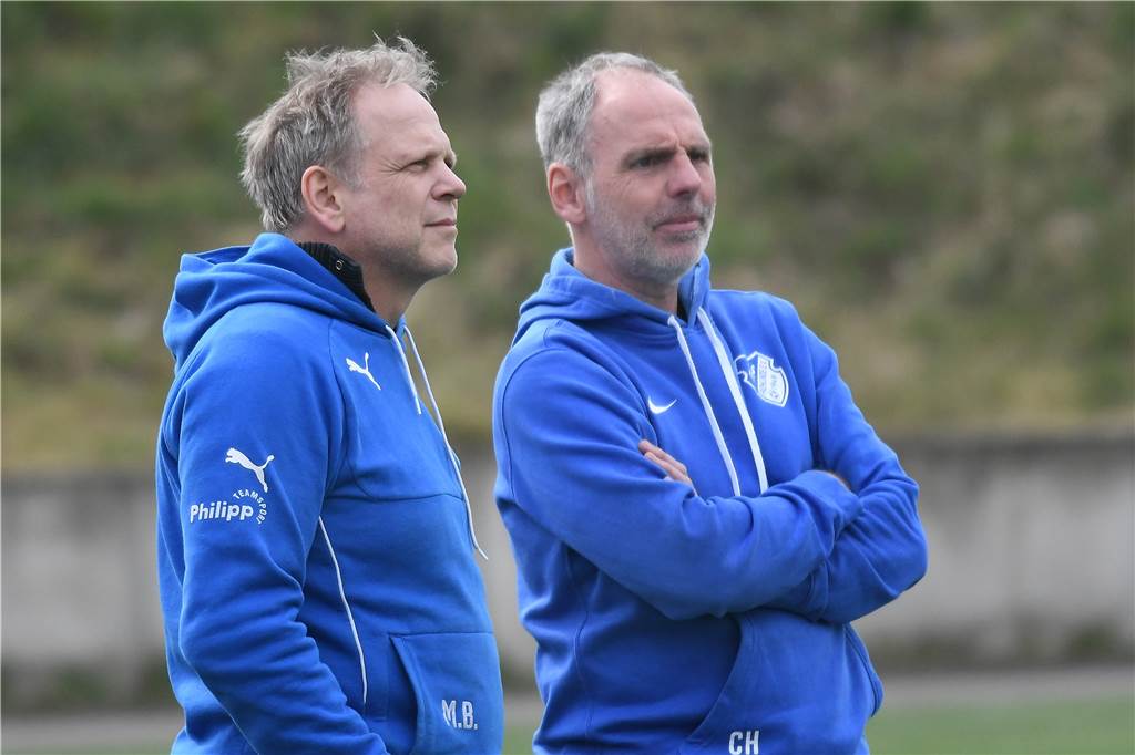 Siegtor im Derby zwischen FC Frohlinde und SG Castrop fällt in der Nachspielzeit Frohlindes Trainer Christoph Hünnemeyer (r.).