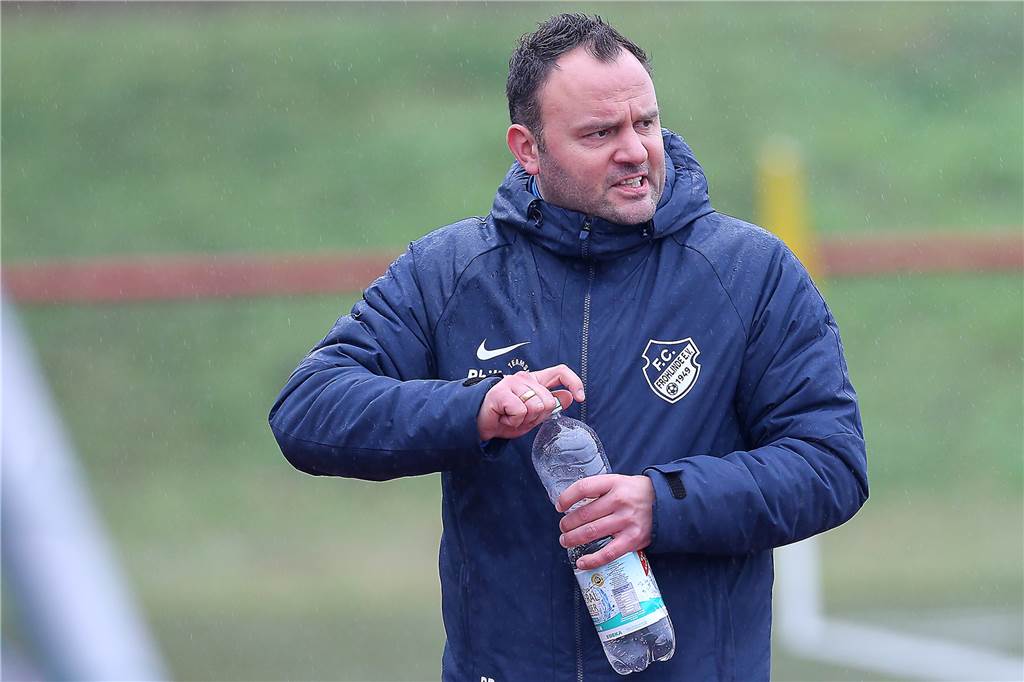 Frohlindes Trainer Jimmy Thimm hat noch nicht „Flasche leer“. Gegen den DSC Wanne II soll der erste Saisonerfolg her.