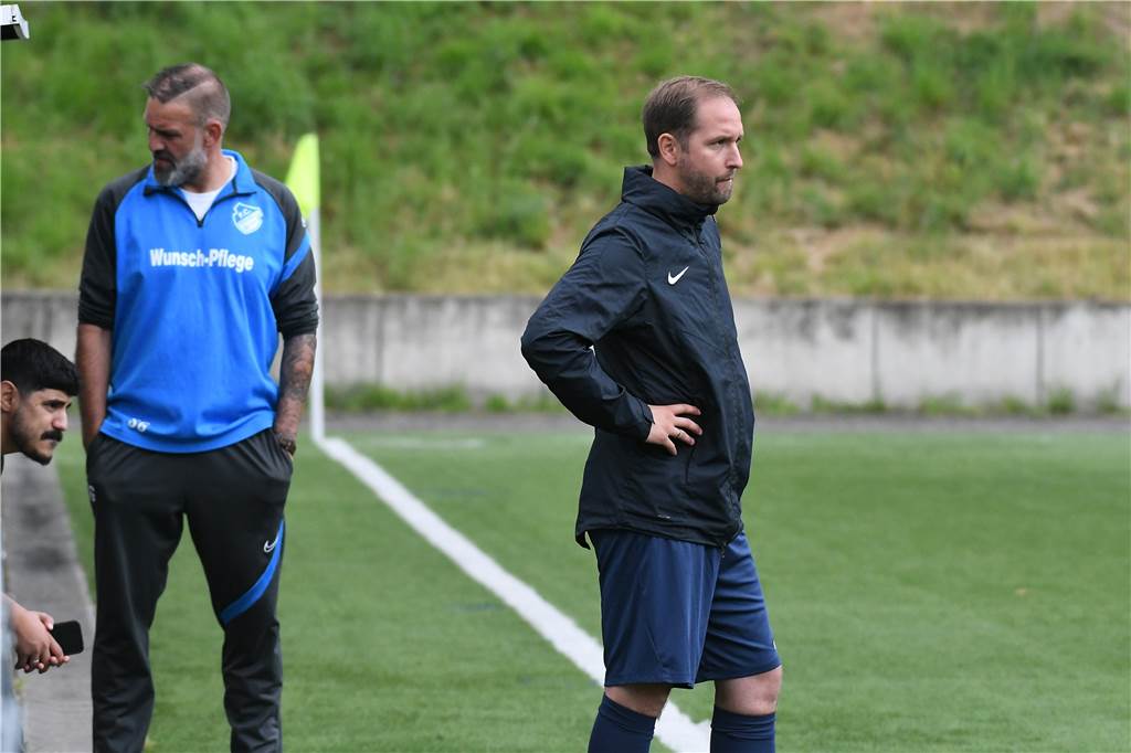 FC Frohlinde: Blatt wendet sich nach Einwechselung von Trainer Sascha Rammel Frohlindes Trainer Sascha Rammel (r) war mit Anpfiff des Spiels gegen den FC Altenbochum spielbereit - und lief in der zweiten Halbzeit auf.