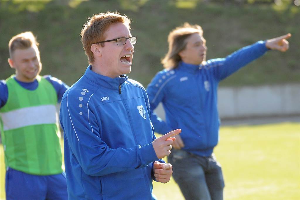 Das halten die Castrop-Rauxeler Fußballer von der Regeländerung des Fußballverbands Frohlindes Trainer Stefan Hoffmann ist bei der neuen Regelung eines vierten Einwechselspielers zwiegespalten.