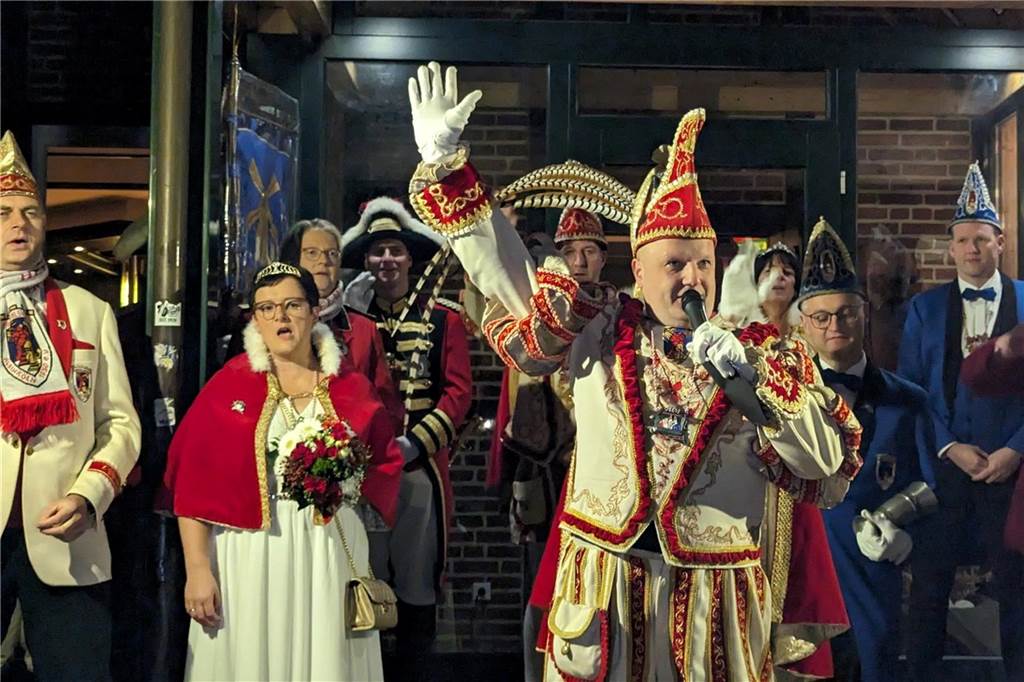 Frohsinn und Freude herrschte bei der Prinzenproklamation in Klein-Köln. In der Karnevalshochburg Wüllen wurde das neue Dreigestirn offiziell auf der Höste vorgestellt.