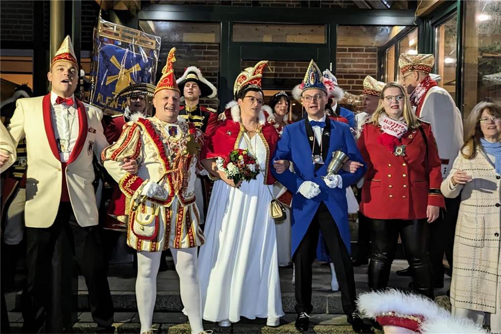 Frohsinn und Freude herrschte bei der Prinzenproklamation in Klein-Köln. In der Karnevalshochburg Wüllen wurde das neue Dreigestirn offiziell auf der Höste vorgestellt.