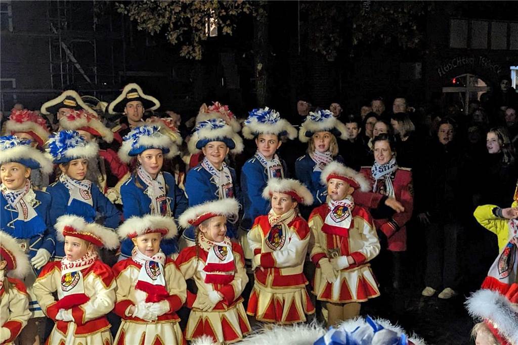 Frohsinn und Freude herrschte bei der Prinzenproklamation in Klein-Köln. In der Karnevalshochburg Wüllen wurde das neue Dreigestirn offiziell auf der Höste vorgestellt.