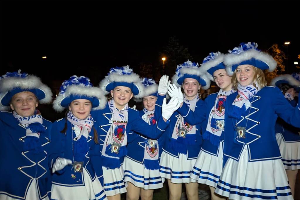 Frohsinn und Freude herrschte bei der Prinzenproklamation in Klein-Köln. In der Karnevalshochburg Wüllen wurde das neue Dreigestirn offiziell auf der Höste vorgestellt.