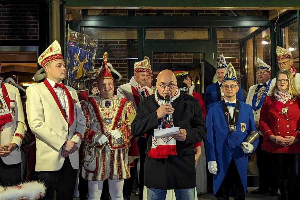 Frohsinn und Freude herrschte bei der Prinzenproklamation in Klein-Köln. In der Karnevalshochburg Wüllen wurde das neue Dreigestirn offiziell auf der Höste vorgestellt.