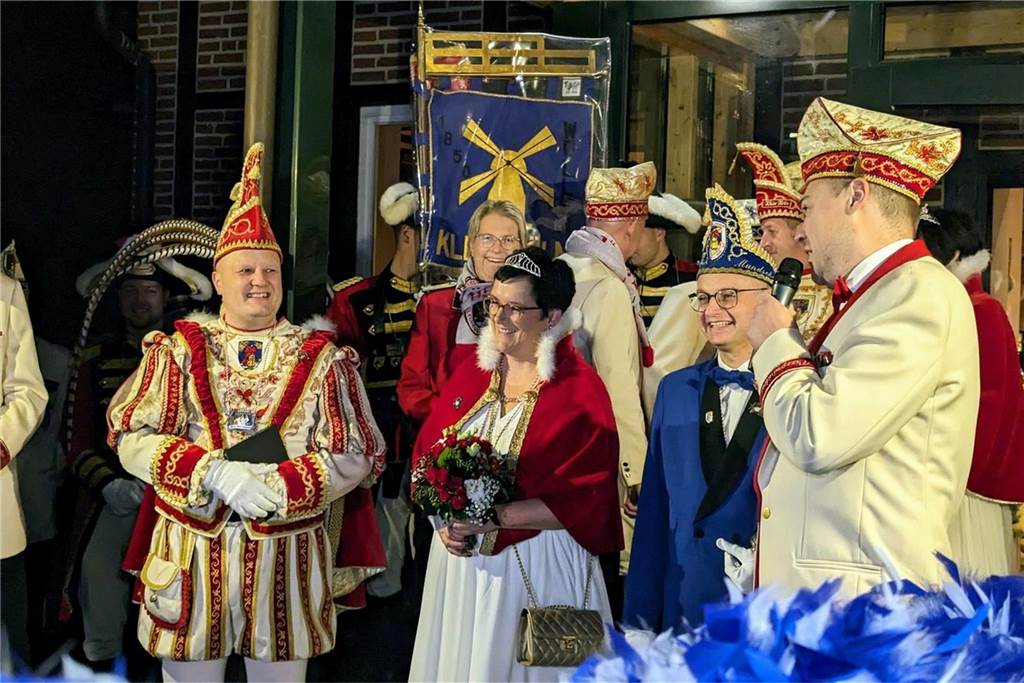 Frohsinn und Freude herrschte bei der Prinzenproklamation in Klein-Köln. In der Karnevalshochburg Wüllen wurde das neue Dreigestirn offiziell auf der Höste vorgestellt.