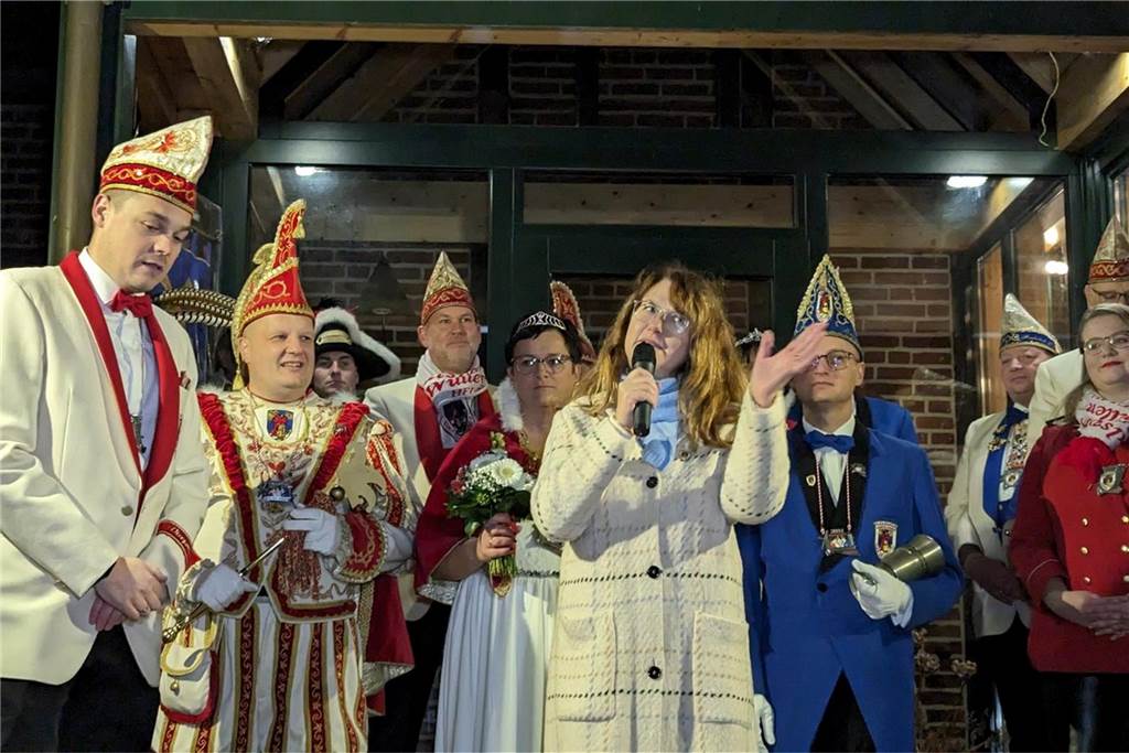 Frohsinn und Freude herrschte bei der Prinzenproklamation in Klein-Köln. In der Karnevalshochburg Wüllen wurde das neue Dreigestirn offiziell auf der Höste vorgestellt.