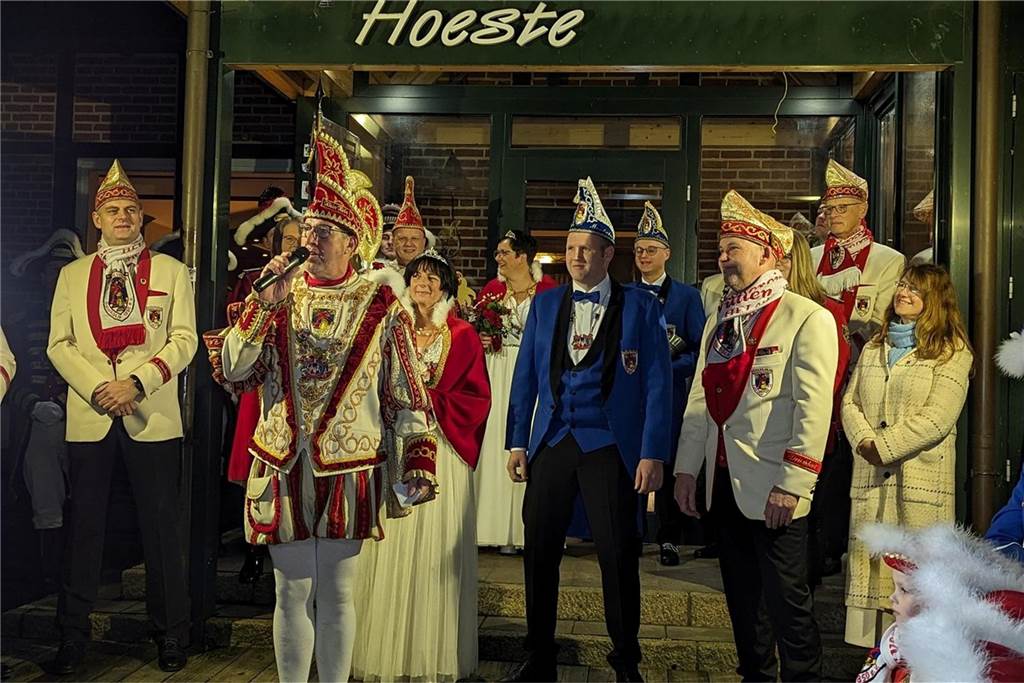 Frohsinn und Freude herrschte bei der Prinzenproklamation in Klein-Köln. In der Karnevalshochburg Wüllen wurde das neue Dreigestirn offiziell auf der Höste vorgestellt.