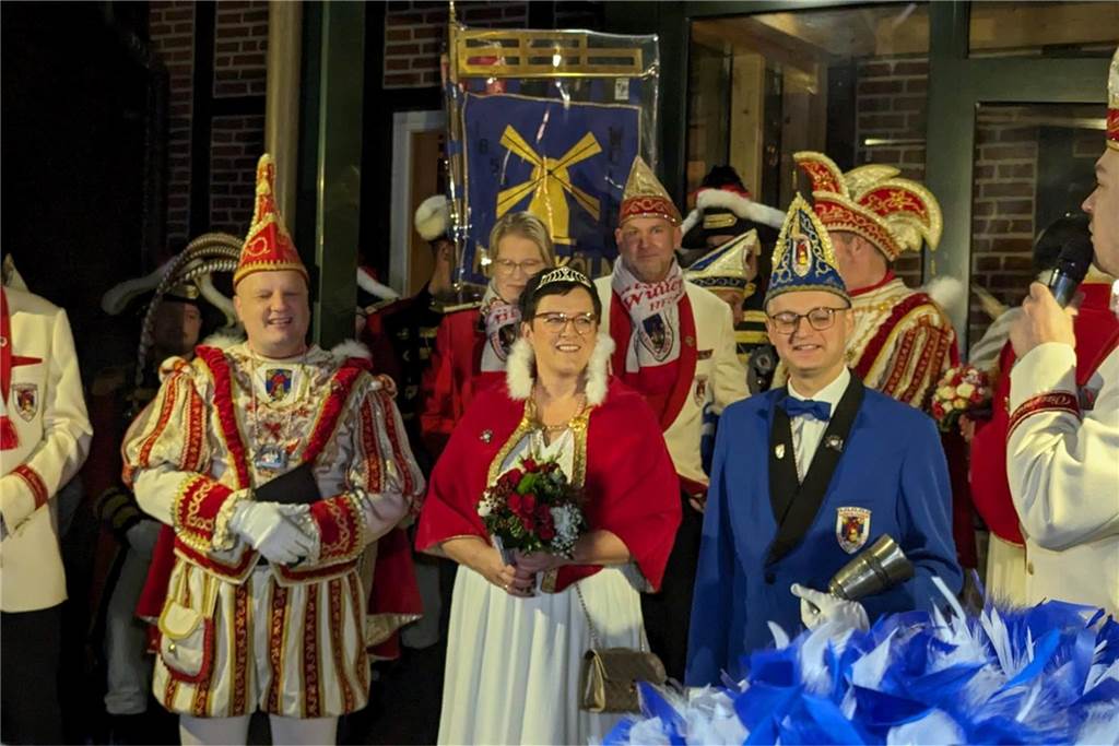 Frohsinn und Freude herrschte bei der Prinzenproklamation in Klein-Köln. In der Karnevalshochburg Wüllen wurde das neue Dreigestirn offiziell auf der Höste vorgestellt.