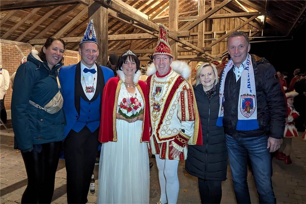 Frohsinn und Freude herrschte bei der Prinzenproklamation in Klein-Köln. In der Karnevalshochburg Wüllen wurde das neue Dreigestirn offiziell auf der Höste vorgestellt.