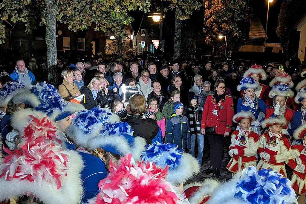 Frohsinn und Freude herrschte bei der Prinzenproklamation in Klein-Köln. In der Karnevalshochburg Wüllen wurde das neue Dreigestirn offiziell auf der Höste vorgestellt.