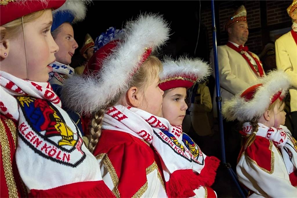 Frohsinn und Freude herrschte bei der Prinzenproklamation in Klein-Köln. In der Karnevalshochburg Wüllen wurde das neue Dreigestirn offiziell auf der Höste vorgestellt.