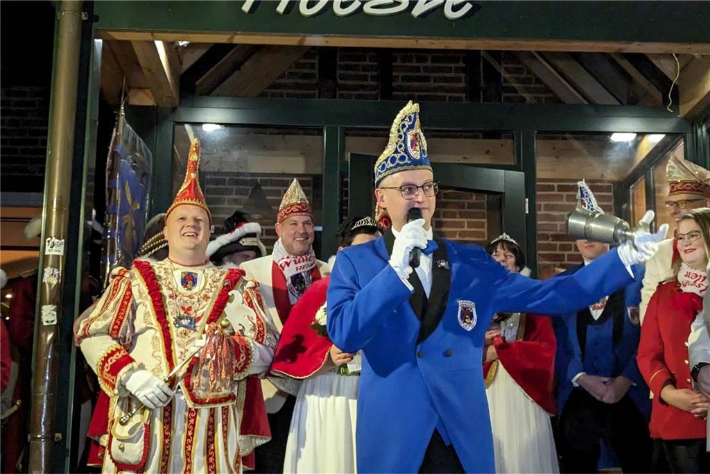 Frohsinn und Freude herrschte bei der Prinzenproklamation in Klein-Köln. In der Karnevalshochburg Wüllen wurde das neue Dreigestirn offiziell auf der Höste vorgestellt.