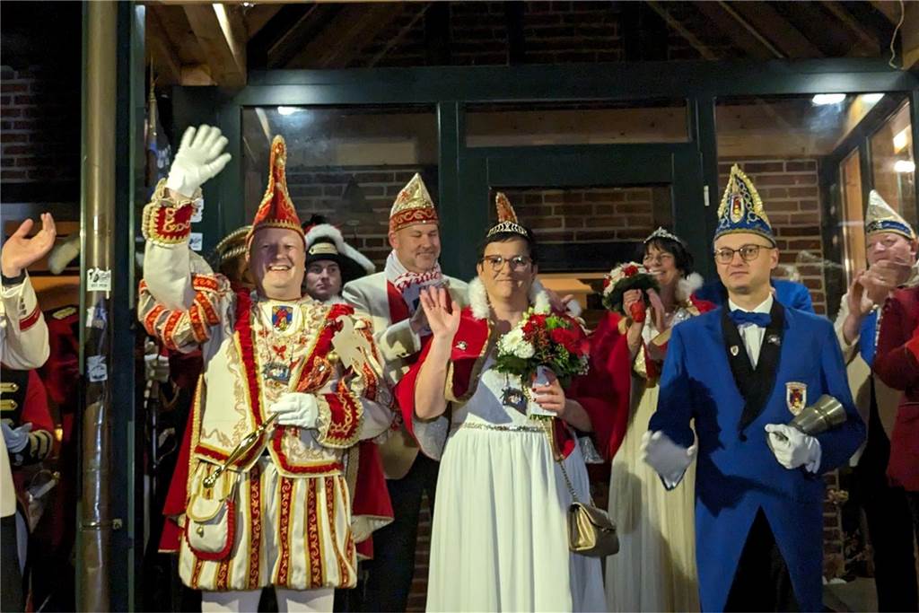 Frohsinn und Freude herrschte bei der Prinzenproklamation in Klein-Köln. In der Karnevalshochburg Wüllen wurde das neue Dreigestirn offiziell auf der Höste vorgestellt.