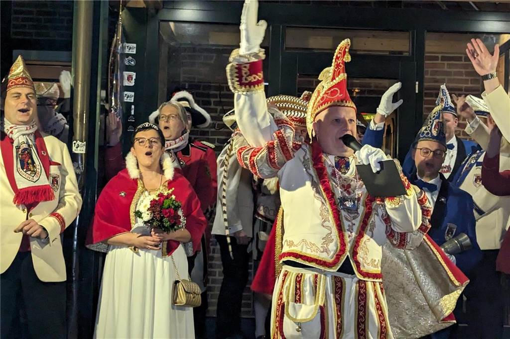 Frohsinn und Freude herrschte bei der Prinzenproklamation in Klein-Köln. In der Karnevalshochburg Wüllen wurde das neue Dreigestirn offiziell auf der Höste vorgestellt.