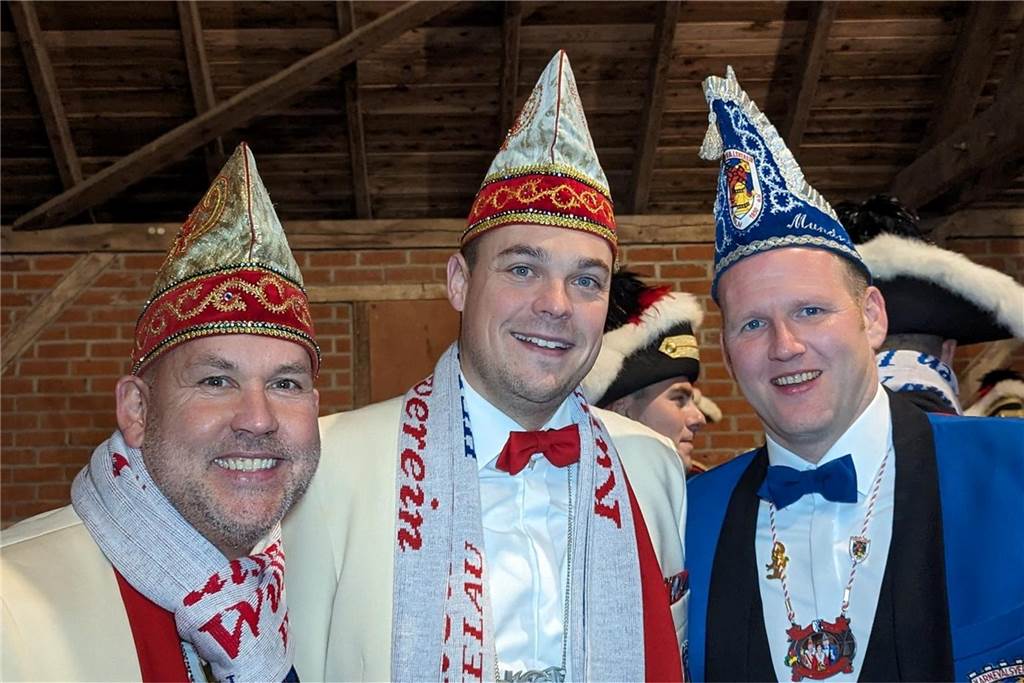 Frohsinn und Freude herrschte bei der Prinzenproklamation in Klein-Köln. In der Karnevalshochburg Wüllen wurde das neue Dreigestirn offiziell auf der Höste vorgestellt.