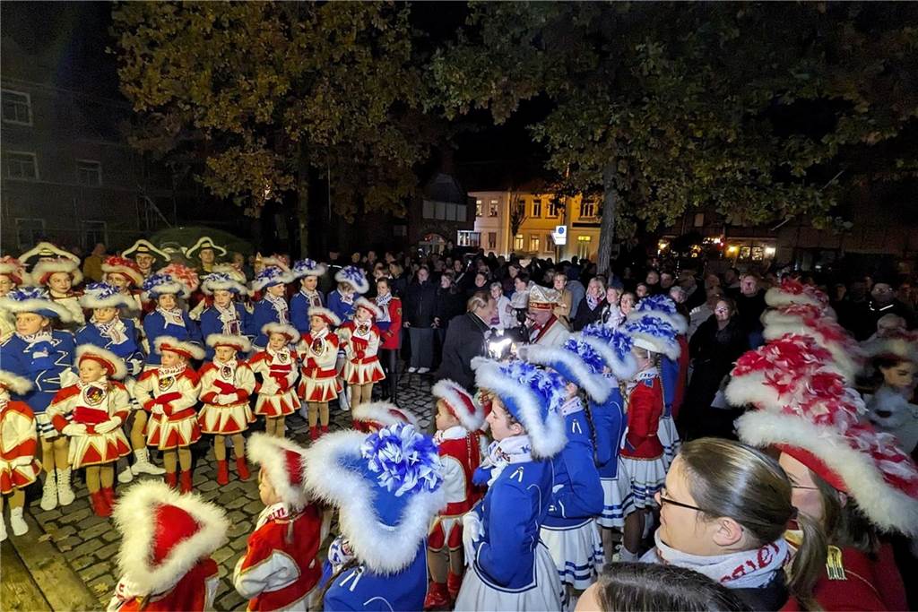 Frohsinn und Freude herrschte bei der Prinzenproklamation in Klein-Köln. In der Karnevalshochburg Wüllen wurde das neue Dreigestirn offiziell auf der Höste vorgestellt.