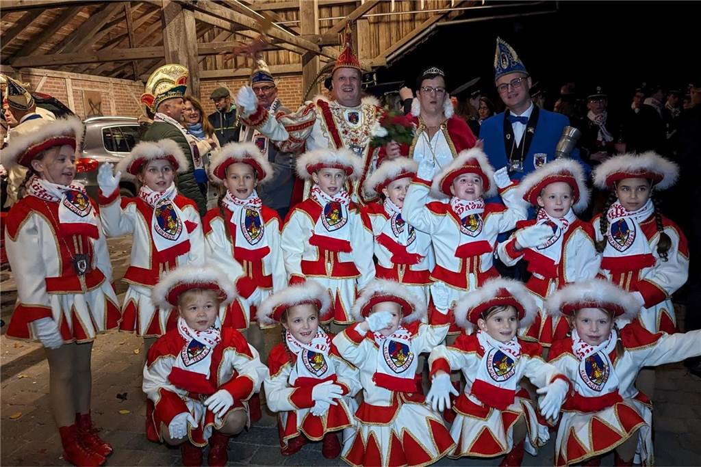 Frohsinn und Freude herrschte bei der Prinzenproklamation in Klein-Köln. In der Karnevalshochburg Wüllen wurde das neue Dreigestirn offiziell auf der Höste vorgestellt.
