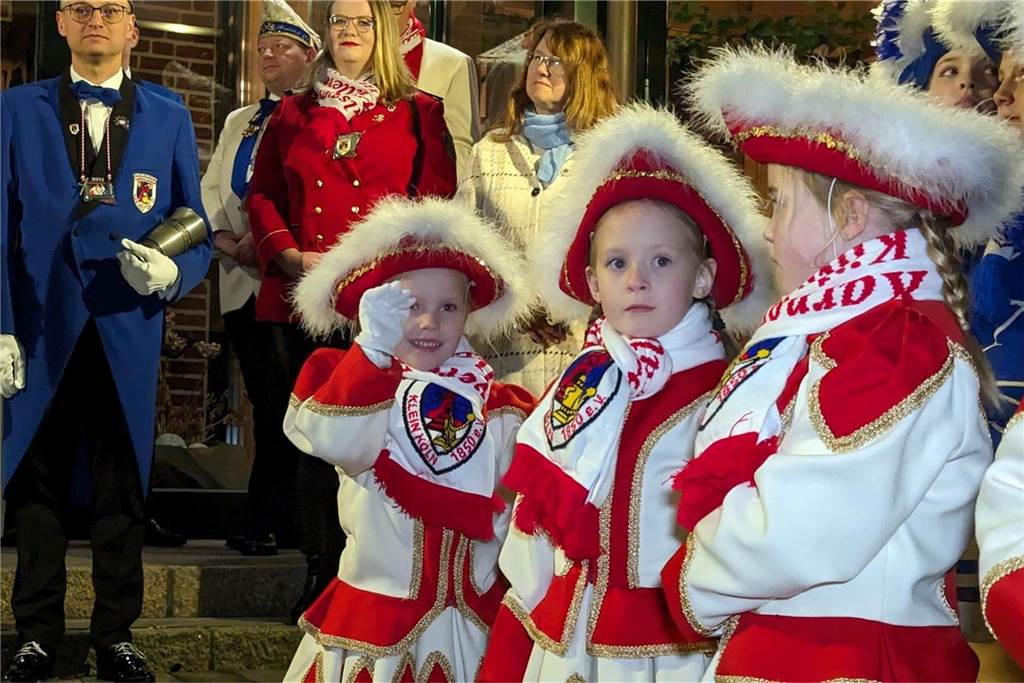 Frohsinn und Freude herrschte bei der Prinzenproklamation in Klein-Köln. In der Karnevalshochburg Wüllen wurde das neue Dreigestirn offiziell auf der Höste vorgestellt.
