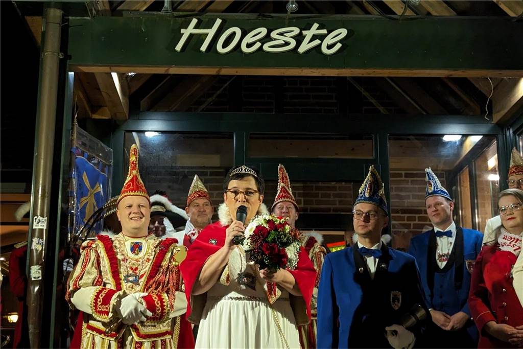 Frohsinn und Freude herrschte bei der Prinzenproklamation in Klein-Köln. In der Karnevalshochburg Wüllen wurde das neue Dreigestirn offiziell auf der Höste vorgestellt.
