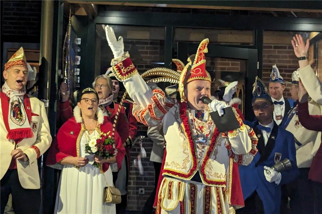 Frohsinn und Freude herrschte bei der Prinzenproklamation in Klein-Köln. In der Karnevalshochburg Wüllen wurde das neue Dreigestirn offiziell auf der Höste vorgestellt.