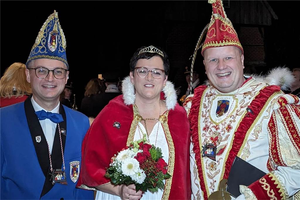 Frohsinn und Freude herrschte bei der Prinzenproklamation in Klein-Köln. In der Karnevalshochburg Wüllen wurde das neue Dreigestirn offiziell auf der Höste vorgestellt.